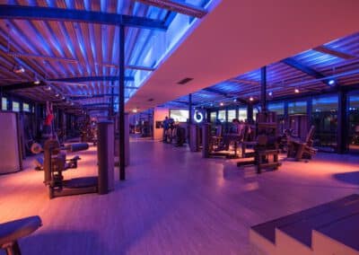 Fitnessstudio Urban Bodies Gym Raum mit modernen Geräten in Hamburg Winterhude